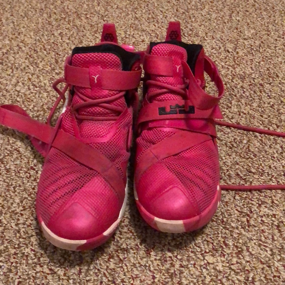Nike LeBron cancer support shoes boys size 7Y